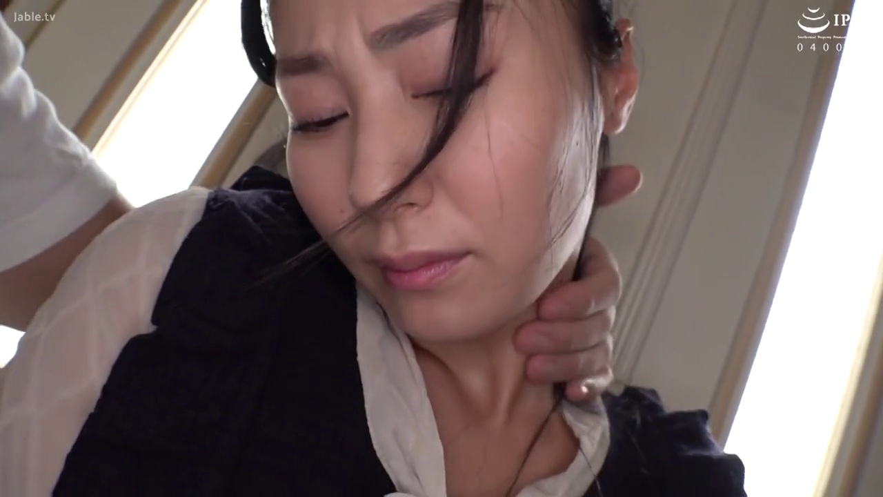 室内 · 仰臥 · 顔のクローズアップ · 制服 · 苦痛 · 强制感 · 被掐脖