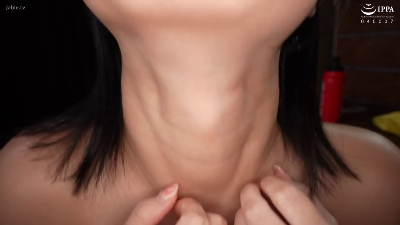 室内 · 仰头 · 抚摸 · 裸露 · 颈部 · 细节特写