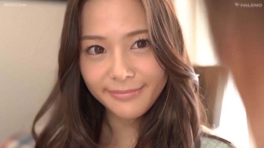 室內 · 脸部 · 微笑 · 注視 · 对视 · 便裝 · POV