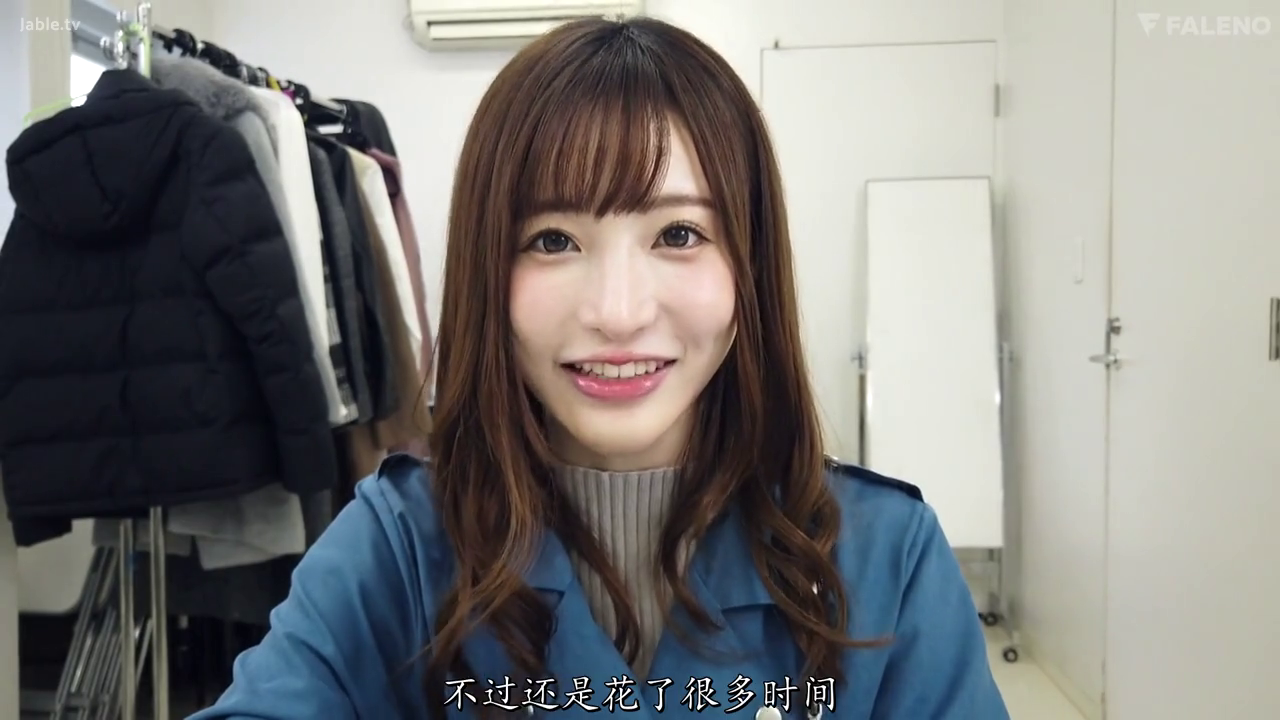 微笑 · 面部特写 · 蓝色工装外套 · 后台 · 介绍 · 衣架 · 长卷发 · 正坐姿势