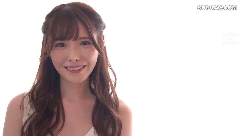 白色背景 · 面部特寫 · 注视镜头 · 白色吊帶 · 甜美微笑 · 正面坐姿 · 长卷发