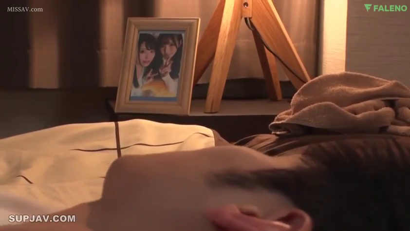 全裸 · 卧室 · 头部特写 · 背景虚化 · 平和安详 · 侧卧姿势 · 静卧休息 · 精美相框