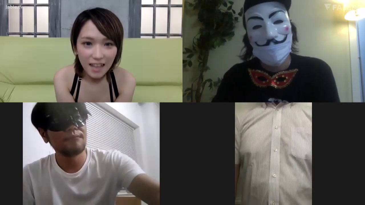 Indoor · Sitting Posture · 内衣 · Smile · 面具 · 分屏 · 头像 · 视频通话