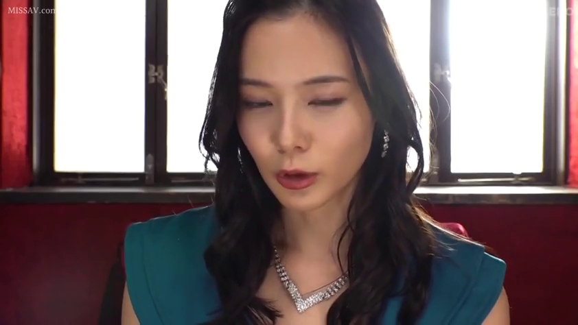 室内 · 座り姿勢 · 顔 · ネックレス · 沉稳 · ワンピース · 说话 · 成熟气质