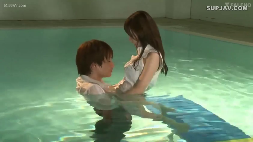 中景 · 平静 · 湿身 · 室内泳池 · 白色校服衬衫 · 跨坐抱姿 · 水中依偎 · 蓝色浮垫