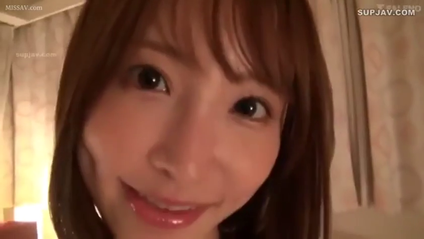 脸部特写 · 卧室 · 微笑 · 凝视 · 长发 · 居家服 · 靠近镜头