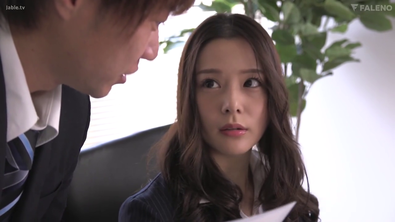 座り姿勢 · 会話 · 真剣 · 办公室 · 顔のクローズアップ · スーツ · 文件 · 職場のストーリー