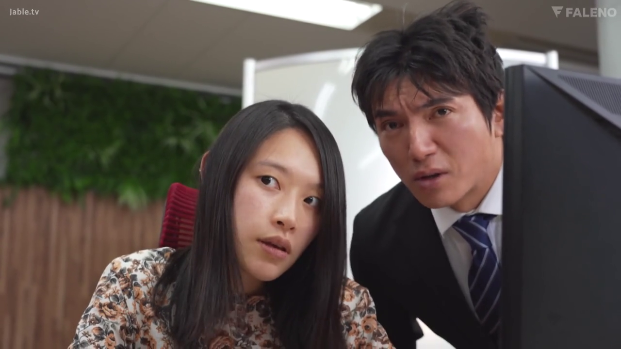 专注 · 办公室 · 面部特写 · 电脑显示器 · 西装领带 · 弯腰前倾 · 注视屏幕 · 职场同事