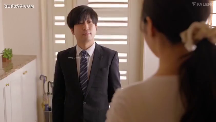 嚴肅 · 站立 · 半身 · 劇情 · 对视 · 西裝 · 玄关 · 伞架