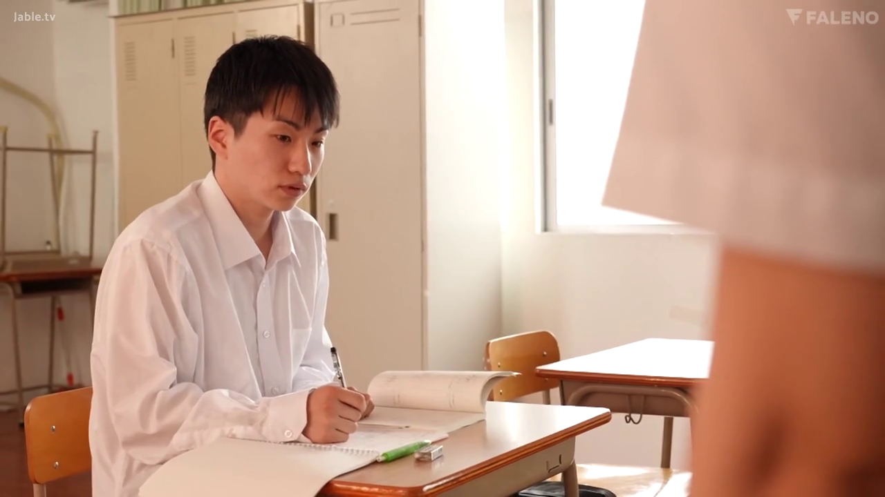 坐姿 · 校服 · 教室 · 专注 · 课桌 · 储物柜 · 写字