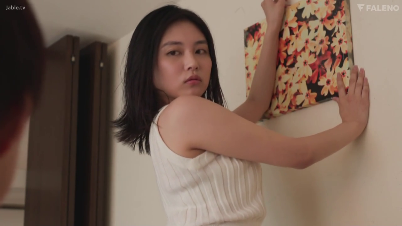 Medium shot · 长发 · indifferent · Living room · 装饰画 · 侧身回头 · 白色无袖背心 · 摆放装饰品