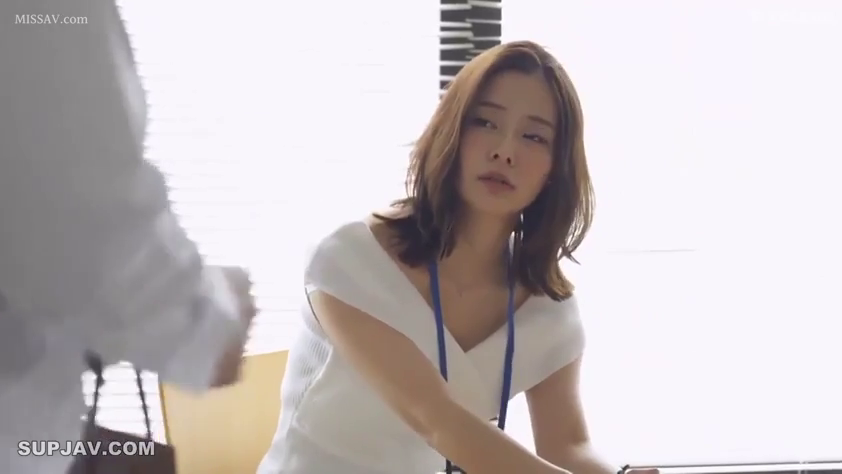 坐姿 · 严肃 · 办公室 · 中景 · 职业装 · 注视 · 职场 · 工牌