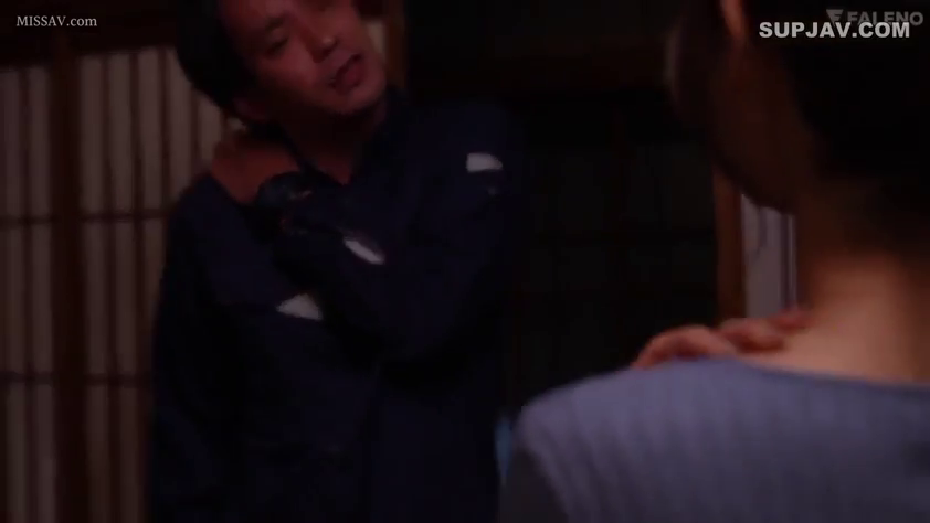 室内 · 会話 · 站姿 · 半身 · 抚摸 · 薄暗 · 工作服