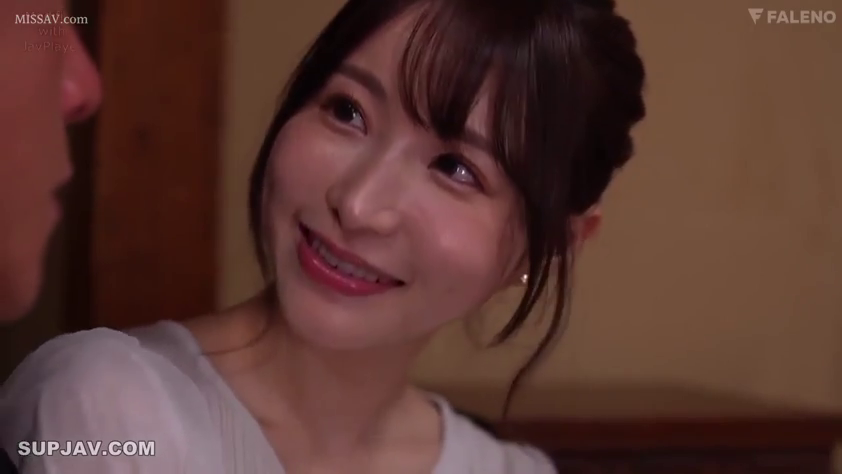 室内 · 顔部のクローズアップ · 微笑 · 白い上着 · プロット · 交流 · 对坐