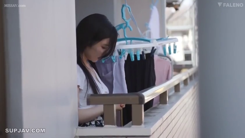 平静 · 半身特写 · 阳台 · 晾衣架 · 站立低头 · 居家生活 · 晾晒衣物 · 白色T恤与碎花裙