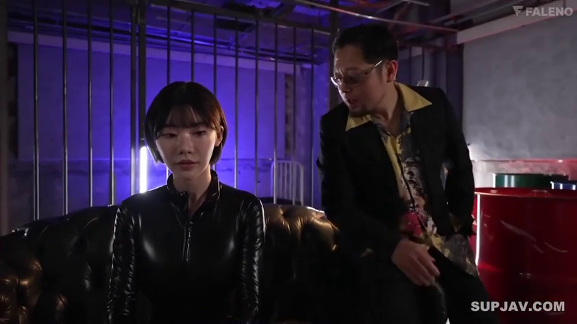 室内 · 座り姿勢 · 革ソファ · 交流 · 冷淡 · 黑色紧身皮衣 · 蓝色光影