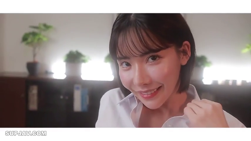 室内 · 脸部特写 · 微笑 · 白色衬衫 · 短发 · 整理衣领 · 正面姿势 · 背景植物