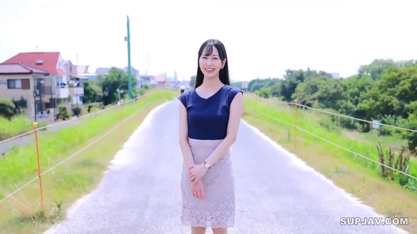 站立 · 微笑 · 正面に立って · 休闲裙装 · 户外写真 · 乡间道路