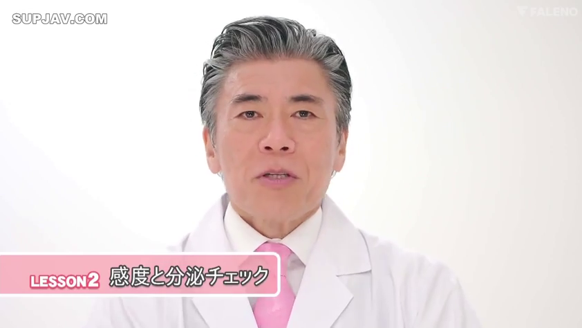 真剣 · 站姿 · 上半身 · 摄影棚 · 医生白大褂 · 中年男性 · 讲解