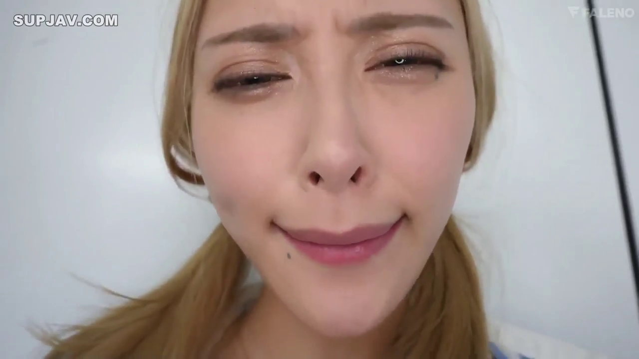 室内 · 委屈 · 面部特写 · 注视 · 常服 · 平视