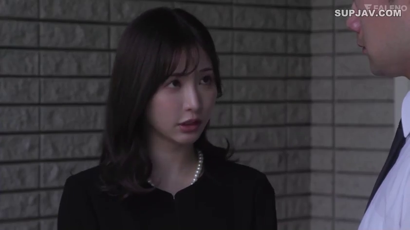 严肃 · 站立 · 面部特写 · 走廊 · 对视 · 黑色职业装 · 珍珠项链