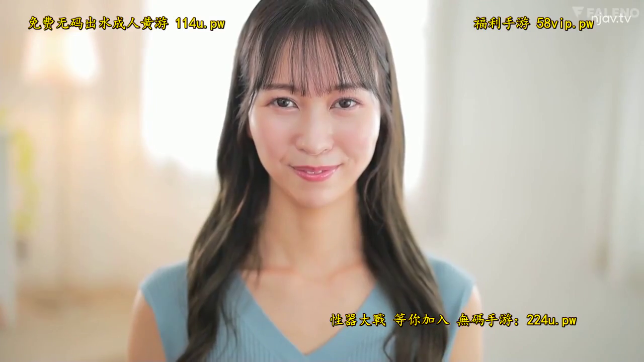 室内 · 微笑 · 面部特写 · 温柔 · 蓝色背心 · 人像写真 · 正面直视