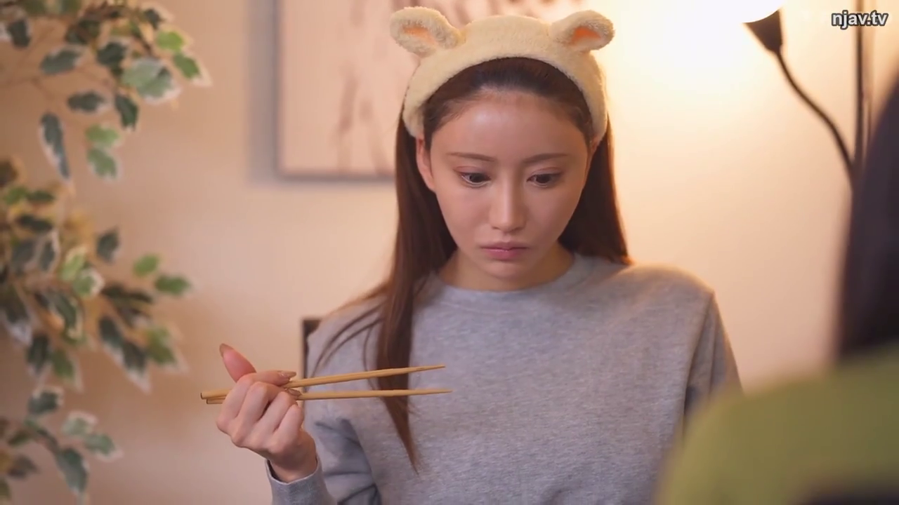 室内 · 坐姿 · 半身 · 灰色卫衣 · 忧虑 · 猫耳发箍 · 筷子 · 持箸