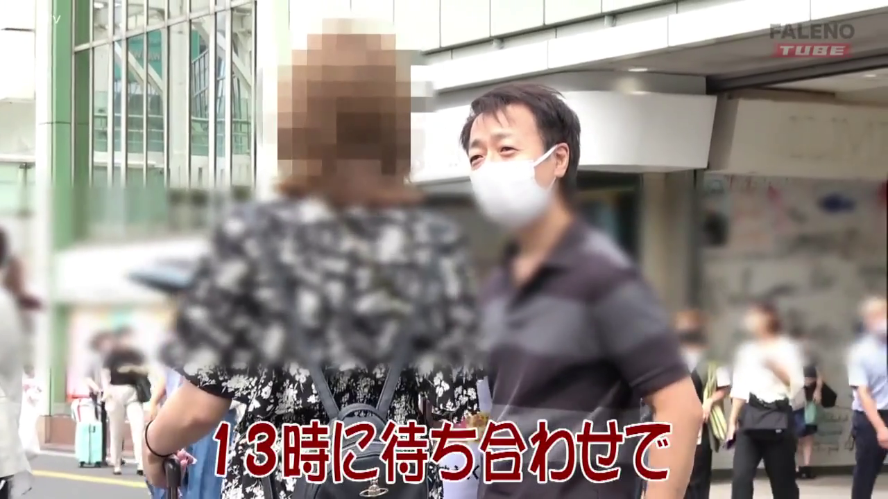 会話 · 站立 · 中景 · 微笑 · 花柄のワンピース · 背包 · 街头 · 街拍风格