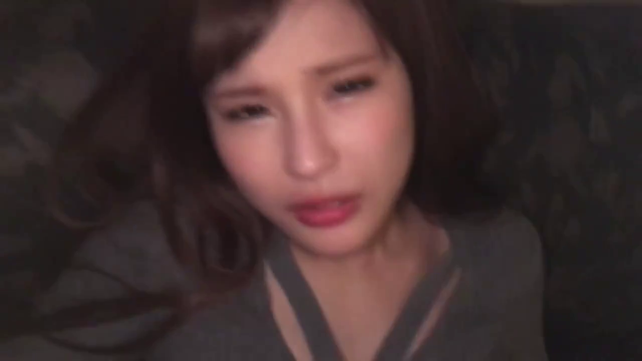 室内 · 俯身 · 脸部 · 迷离 · 凝视 · 长发 · 灰色露肩衣