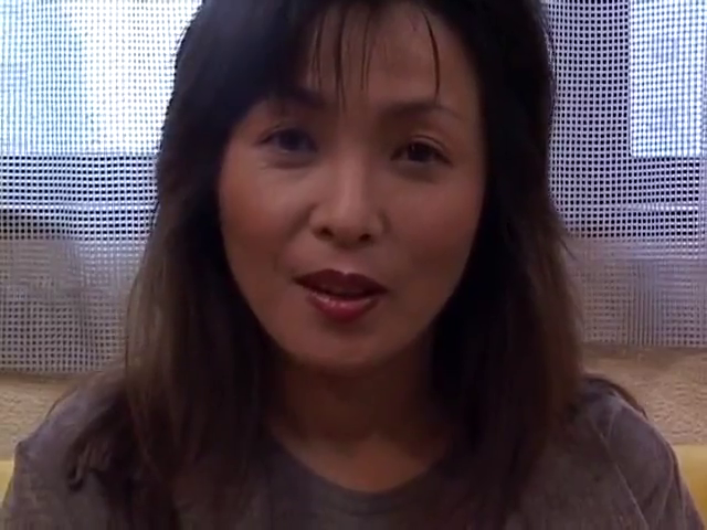 室内 · 微笑 · 面部特写 · 灰色上衣 · 注视镜头 · 熟女 · 正面