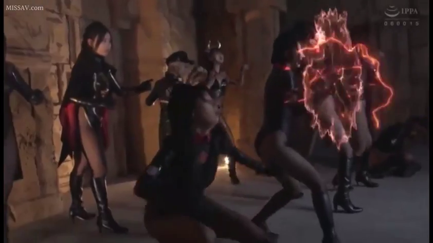 严肃 · Cosplay · 战斗姿态 · 岩洞 · 斗篷 · 施法 · 火焰特效