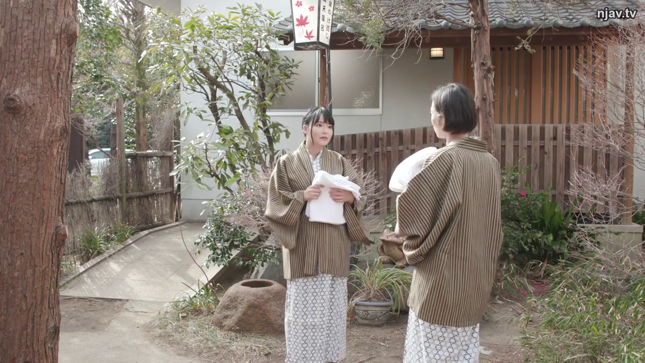 交谈 · 严肃 · 站立 · 户外 · 毛巾 · 浴衣 · 日式庭院