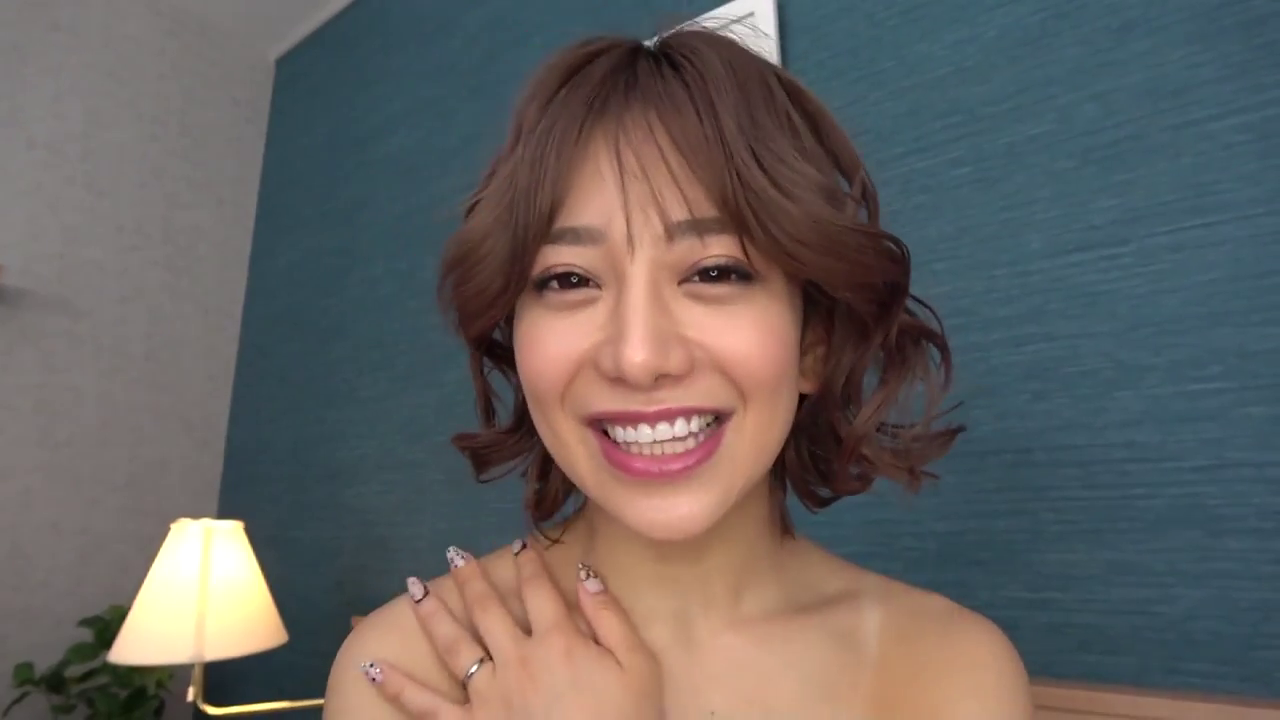 全裸 · 卧室 · 微笑 · 台灯 · 面部特写 · 开心 · 戒指 · 正面姿势