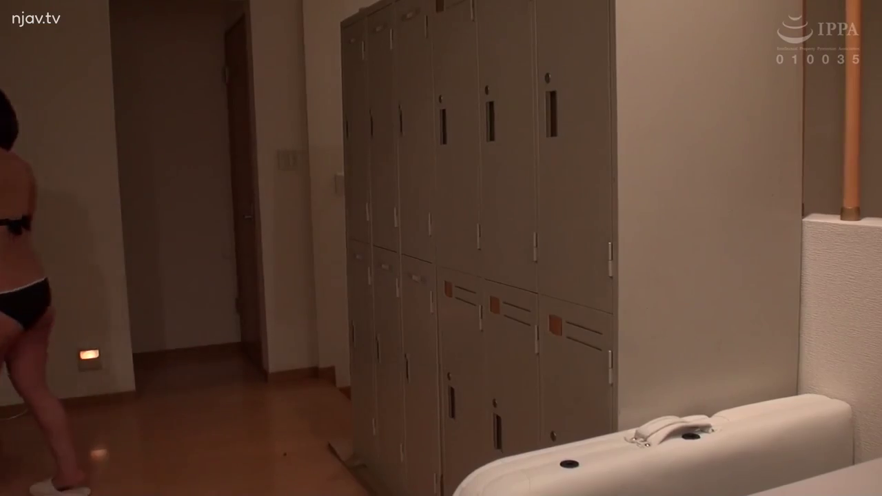 室内 · 全景 · 行走 · 更衣室 · 储物柜 · 背影 · 黑色比基尼