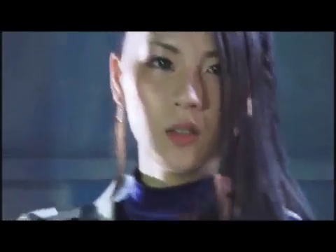 室内 · 面部特写 · 注视 · 深蓝色上衣 · 站立姿势 · 冷峻 · 耳饰 · 影视剧照