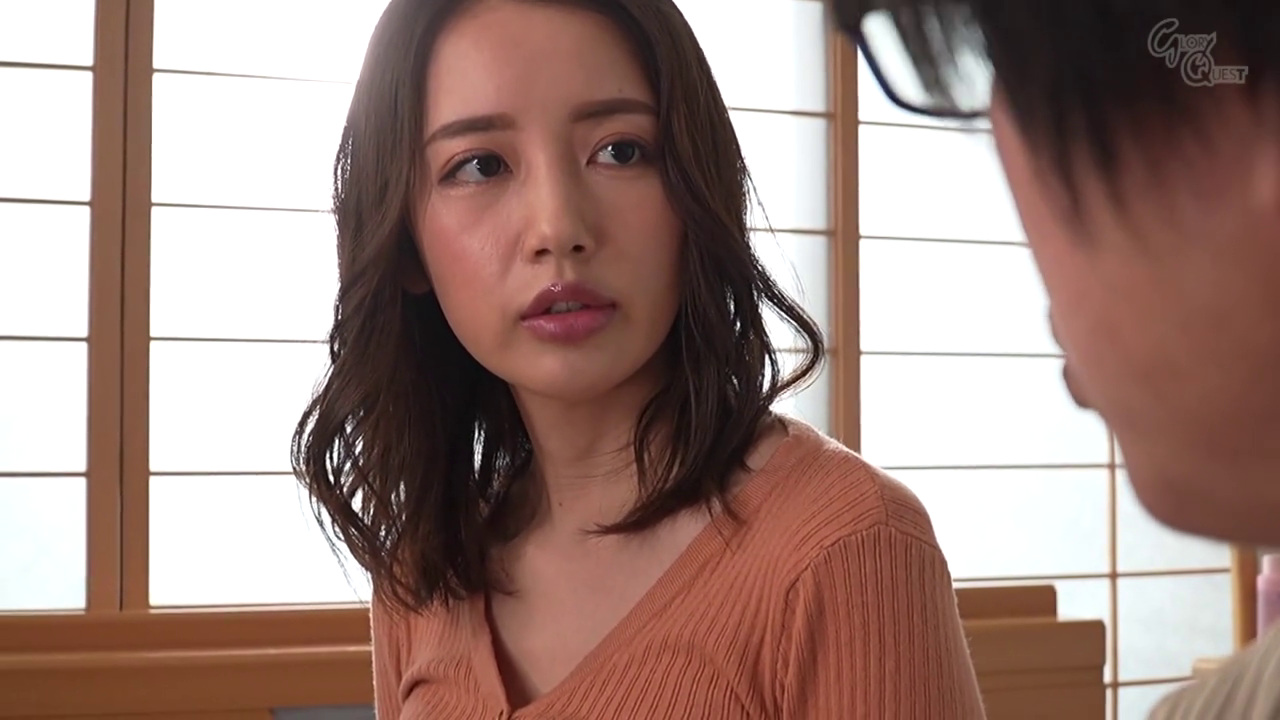 严肃 · 脸部 · 障子门 · 和室 · 剧情 · 注视 · 侧身坐 · 橙色针织衫