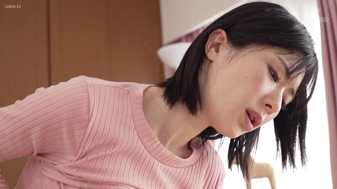 室内 · 单人 · 俯身 · 脸部特写 · 痛苦 · 呻吟 · 粉色针织衫