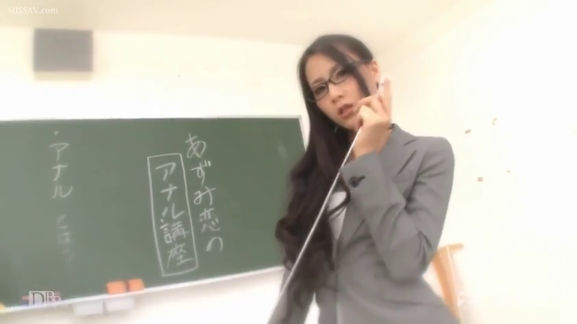 严肃 · 教室 · 站立 · 上半身 · 黑板 · 西装 · 女教师 · 持教鞭