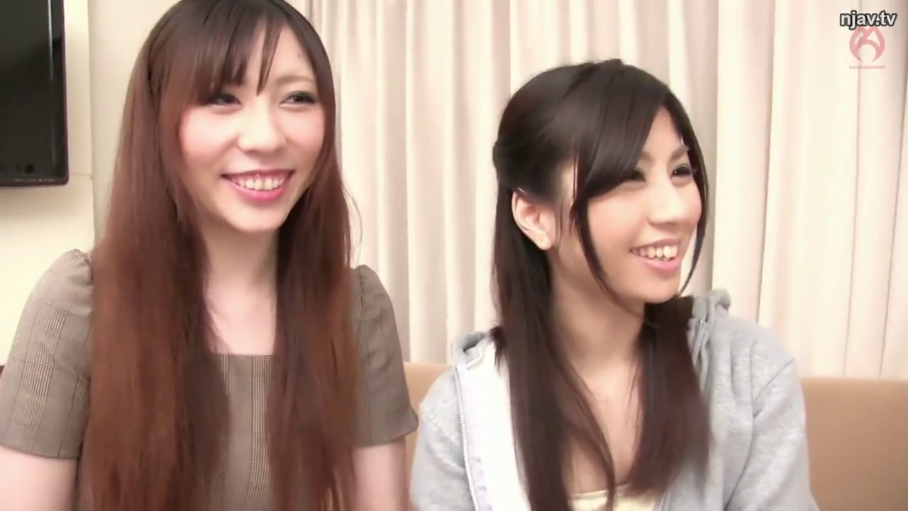 室內 · 坐姿 · 交谈 · 臉部特寫 · 双人 · 笑容 · 窗簾 · 休闲服