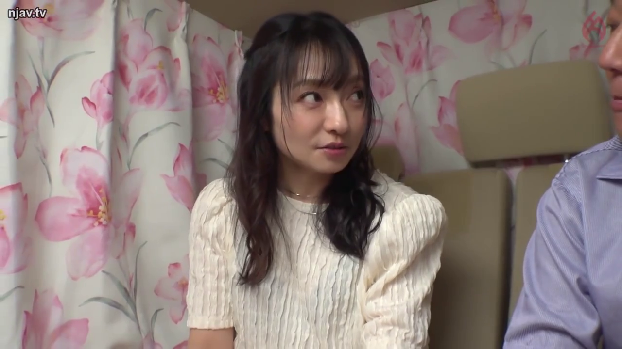 室内 · 半身 · 并排坐 · 注视 · 交流 · 车内 · 窗帘 · 日常服