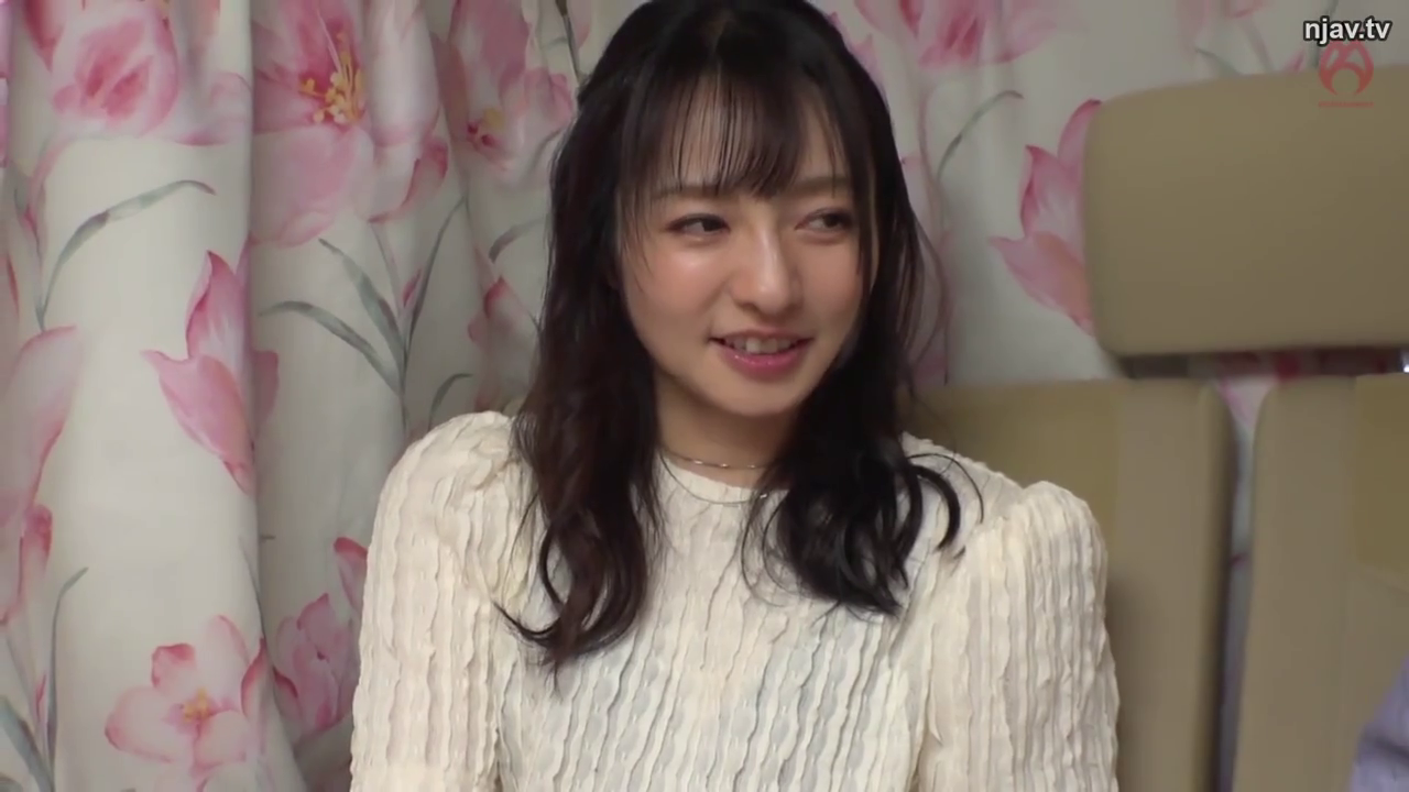 车内 · Sitting Posture · 面部特写 · 近景 · 花卉图案窗帘 · 侧头凝视 · 自然微笑 · 白色纹理长袖上衣