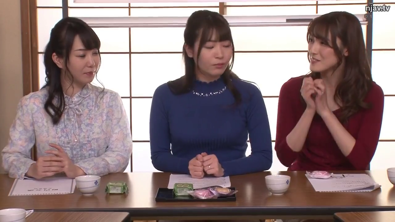 看文稿 · 访谈类综艺 · 亲切 · 手放桌上 · 点心碟 · 榻榻米房 · 红色V领毛衣 · 三人坐姿合照