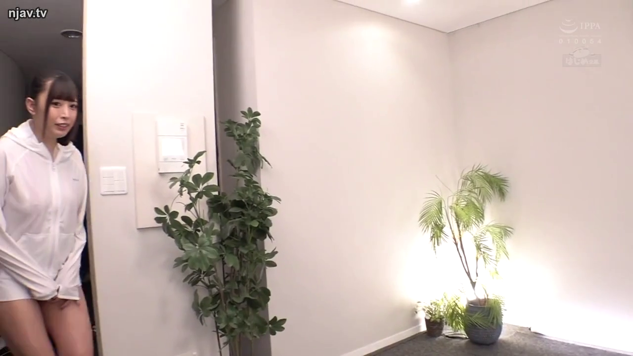 中景 · 盆栽 · 微笑 · 居家 · 室内走廊 · 进门 · 侧身站立 · 白色连帽卫衣