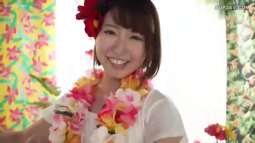 脸部特写 · 站立 · 发饰 · 微笑 · 灿烂 · 花环 · 花卉背景 · 高饱和度