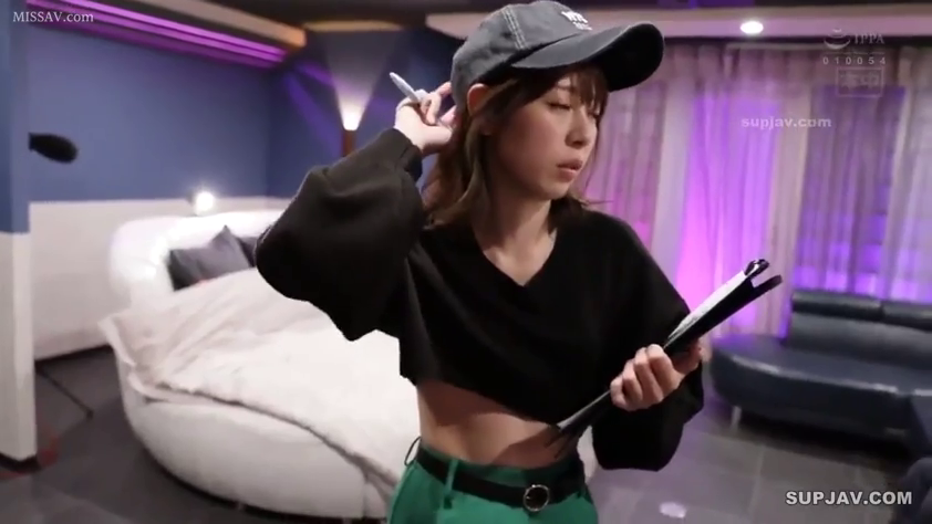 中景 · 站姿 · 自然 · 笔 · 動画のスクリーンショット · 灰色帽子 · 现代风格室内 · 手拿文件夹和笔