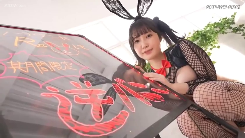 坐姿 · 室内摄影棚 · 半身特寫 · 荧光板 · 亚洲女性 · 兔女郎制服 · 甜美微笑 · 写字互动