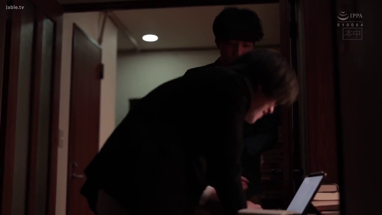 室内 · 站立 · 昏暗 · 互动 · 模糊 · 黑色西装 · 平板电脑