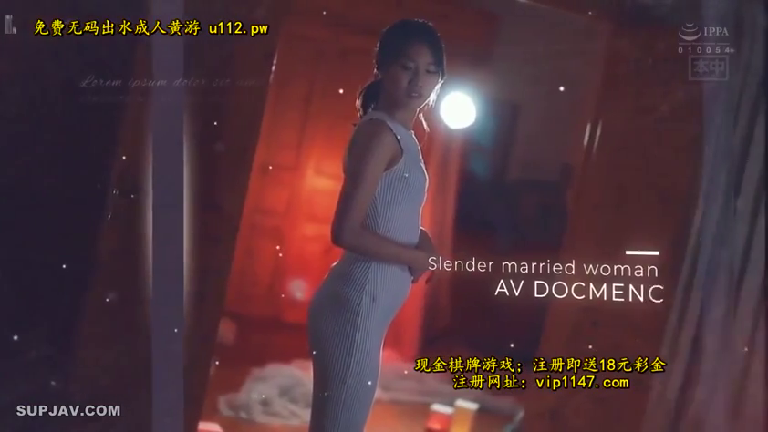 室內 · 憂鬱 · 站立 · 展示身材 · 侧面躯干 · 白色无袖紧身裙 · 少妇