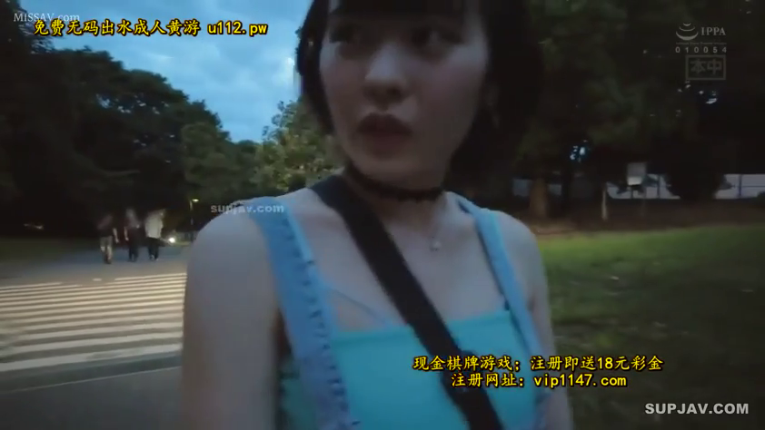 半身特寫 · 公园 · 项圈 · 惊讶 · 吊帶衫 · 回头 · 走路 · 少女