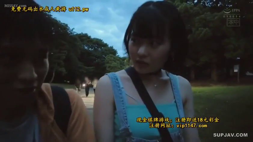 站立 · 平靜 · 半身 · 公园 · 散步 · 夜景 · 牛仔背帶褲 · 斜挎包